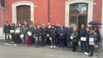 artisti consegnano opere