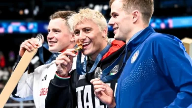 Perché gli Atleti Mordono le Medaglie sul Podio? Un Gesto Carico di Storia e Significato 1 il perche gli atleti mordono le medaglie