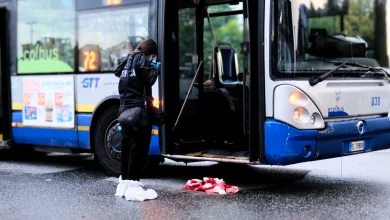Aggressione sul Bus: Un Uomo Taglia la Gola di un Passeggero e Scappa 8 Aggressione sul Bus: Un Uomo Taglia la Gola di un Passeggero e Scappa