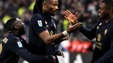 La Juventus a -6 dalla Vetta: Iscritta d’Ufficio alla Corsa Scudetto 8 Fino a poche settimane fa, la Juventus sembrava destinata a una stagione anonima.La Classifica: Una Lotta SerrataI Protagonisti della RinascitaNon tutto però è roseo in casa Juventus.La Juventus non è l’unica squadra a sognare lo scudetto. La Juventus è ufficialmente tornata nella corsa scudetto. Dopo un inizio di stagione altalenante e un periodo segnato da eliminazioni dolorose in Champions League e Coppa Italia, i bianconeri hanno inanellato cinque vittorie consecutive in campionato, l’ultima delle quali contro il Verona (2-0) allo Juventus Stadium. Questo filotto di successi ha permesso alla squadra di Thiago Motta di accorciare le distanze dalla capolista Inter, portandosi a soli sei punti dalla vetta della Serie A. Con undici giornate ancora da giocare, la Vecchia Signora è tornata prepotentemente tra le pretendenti al titolo. Fino a poche settimane fa, la Juventus sembrava destinata a una stagione anonima. L’eliminazione precoce dai playoff di Champions League per mano del PSV Eindhoven e la sconfitta in Coppa Italia contro l’Empoli avevano generato un clima di sfiducia tra i tifosi, che non risparmiavano critiche alla squadra e all’allenatore. Tuttavia, il campionato ha raccontato una storia diversa: la Juve ha saputo approfittare dei passi falsi delle dirette concorrenti — Inter, Napoli e Atalanta — per rientrare in corsa. La vittoria contro il Verona ha rappresentato un punto di svolta. Nonostante un primo tempo sottotono e le contestazioni dei tifosi durante l’intervallo, i bianconeri sono riusciti a imporsi grazie ai gol di Khephren Thuram e Teun Koopmeiners, due giocatori simbolo della rinascita juventina. «Abbiamo giocato bene e meritato la vittoria», ha dichiarato Thiago Motta al termine del match. «Siamo consapevoli delle difficoltà che abbiamo affrontato, ma la squadra sta dimostrando carattere. Ora siamo lì, pronti a lottare fino alla fine». La Classifica: Una Lotta Serrata Con 49 punti in classifica, la Juventus è attualmente quarta, dietro Inter (60), Napoli (56) e Atalanta (55). Tuttavia, il distacco dalla vetta è ridotto a sole sei lunghezze, rendendo la corsa scudetto una delle più equilibrate degli ultimi anni. La prossima giornata sarà cruciale: i bianconeri affronteranno proprio l’Atalanta in uno scontro diretto che potrebbe ridisegnare ulteriormente le gerarchie al vertice. Il calendario della Juventus non è privo di insidie. Dopo l’Atalanta, i bianconeri dovranno affrontare squadre come Napoli e Inter nelle ultime giornate di campionato. Tuttavia, il recente rendimento della squadra — con una difesa solidissima e un attacco finalmente incisivo — lascia ben sperare i tifosi. I Protagonisti della Rinascita Se la Juventus è riuscita a rientrare nella corsa scudetto, gran parte del merito va attribuito ad alcuni giocatori chiave che hanno saputo fare la differenza nelle ultime settimane: Khephren Thuram: Il centrocampista francese si sta rivelando uno dei migliori acquisti della stagione. Oltre al gol decisivo contro il Verona, Thuram ha portato dinamismo e qualità al centrocampo. Teun Koopmeiners: Dopo un avvio di stagione difficile, l’ex Atalanta sta finalmente trovando continuità. Il suo gol contro il Verona è stato accolto con entusiasmo dai tifosi. Randal Kolo Muani: L’attaccante francese sta dimostrando grande affidabilità sotto porta, contribuendo con gol pesanti nelle ultime giornate. Anche Thiago Motta merita un riconoscimento per aver saputo gestire un momento delicatissimo. Nonostante le critiche ricevute dopo le eliminazioni nelle coppe, l’allenatore ha mantenuto la calma, lavorando sulla mentalità della squadra e trovando soluzioni tattiche efficaci. Non tutto però è roseo in casa Juventus. Le tensioni tra tifosi e società restano palpabili. Le contestazioni durante il match contro il Verona sono solo l’ultimo episodio di una stagione segnata da malumori crescenti. I supporter bianconeri non hanno gradito né le eliminazioni europee né alcune scelte sul mercato estivo. Inoltre, voci di malcontento nello spogliatoio continuano a circolare. Secondo indiscrezioni riportate dalla stampa italiana, alcuni giocatori avrebbero espresso dubbi sulla gestione tecnica di Motta. Tuttavia, l’abbraccio tra l’allenatore e Dusan Vlahovic durante il match contro il Verona sembra aver rasserenato gli animi. La Juventus non è l’unica squadra a sognare lo scudetto. L’Inter resta la favorita principale grazie alla sua continuità di rendimento e alla profondità della rosa. Anche Napoli e Atalanta sono pienamente in corsa, nonostante qualche battuta d’arresto recente. Tuttavia, se c’è una cosa che questa stagione ha insegnato è che nulla può essere dato per scontato. Gli scivoloni delle prime tre hanno permesso alla Juventus di rientrare in gioco, dimostrando quanto sia imprevedibile questo campionato.