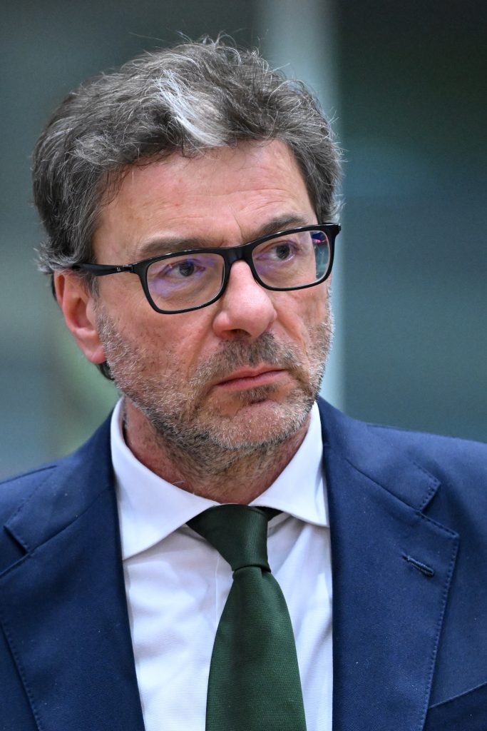 Manovra 2026: Sigarette Più Care e Detassazione per i Dipendenti Pubblici 2 Giancarlo Giorgetti at the Eurogroup meeting December 2023 01 1