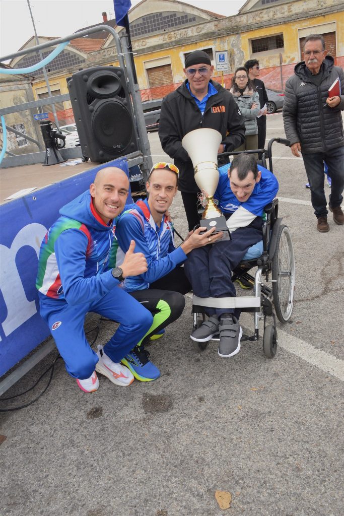 Trofeo Castelnuovo Vomano 16112025 emanuel ricciutelli col trofeo di Massimi