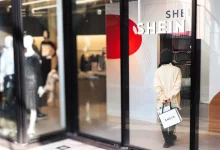 Shein: Dall'Orrore Pedopornografico al Primo Negozio Parigino. Il Costo Nascosto del Fast Fashion Estremo