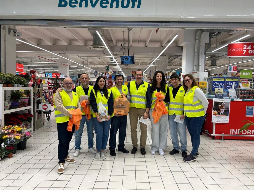 Colletta Alimentare: il Lions Club L’Aquila raccoglie 1.112 kg di prodotti al Carrefour di via Panella. 2 photo 2025 11 17 16 18 07