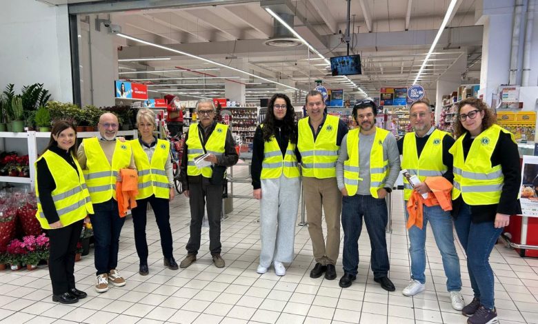 Colletta Alimentare: il Lions Club L’Aquila raccoglie 1.112 kg di prodotti al Carrefour di via Panella. 1 Colletta Alimentare: il Lions Club L’Aquila raccoglie 1.112 kg di prodotti al Carrefour di via Panella. Un risultato significativo in una giornata che ha mobilitato milioni di italiani