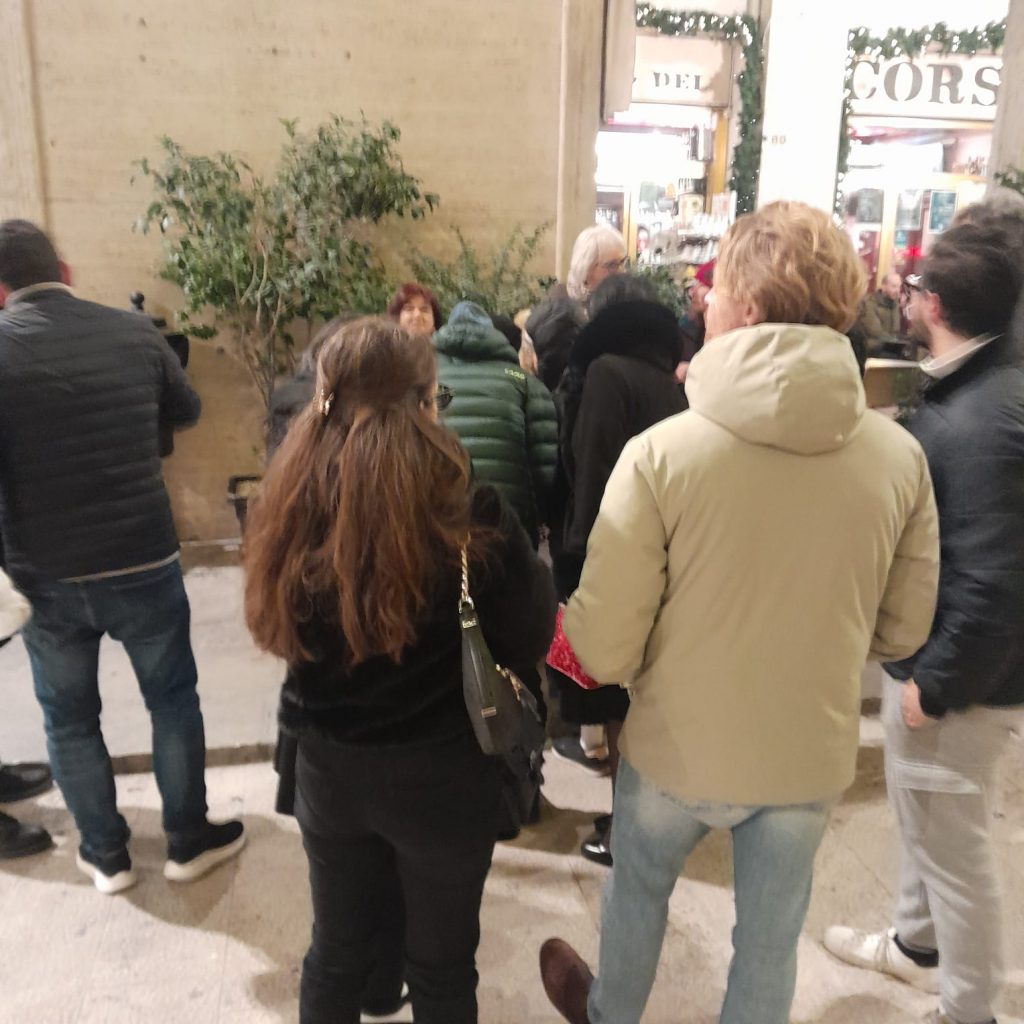 L’AQUILA, TANTE PERSONE ALLA RACCOLTA FIRME PER LEGGI DI CIVILTA’ 3 WhatsApp Image 2025 12 07 at 20.04.50