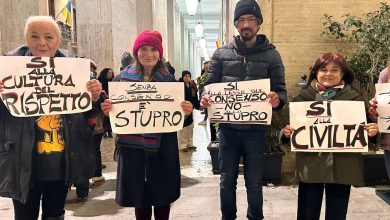 L’AQUILA, TANTE PERSONE ALLA RACCOLTA FIRME PER LEGGI DI CIVILTA’ 6 WhatsApp Image 2025 12 07 at 20.53.08dyfrtuyiuoikl