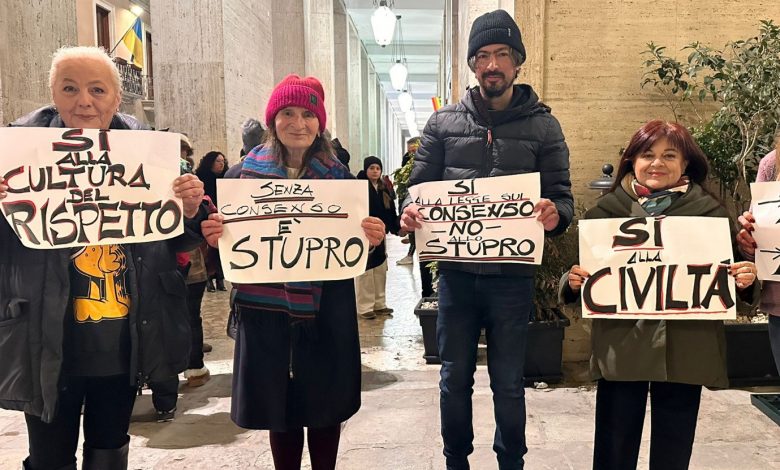 L’AQUILA, TANTE PERSONE ALLA RACCOLTA FIRME PER LEGGI DI CIVILTA’ 1 WhatsApp Image 2025 12 07 at 20.53.08dyfrtuyiuoikl