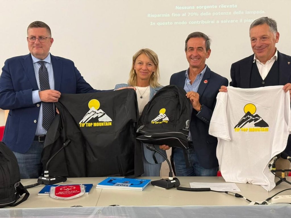 Istituzioni e tecnici Special Olympics Team L'Aquila alla consegna degli zaini TIP TOP Mountain