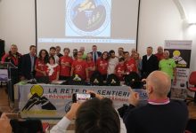 Quando la montagna insegna a camminare insieme: il progetto TIP TOP Mountain all'Aquila 14 Tip Top Montain CAI L'Aquila : Atleti Special Olympics Abruzzo e volontari CAI durante la cerimonia all'Aquila