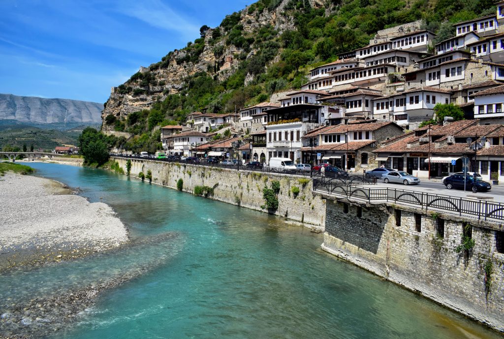 Vacanze low cost in Albania a ottobre: la città di Berat sul fiume Osum