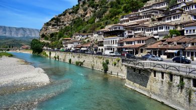 Vacanze low cost da ottobre a dicembre 2026: le 7 mete più belle (e economiche) 2 Vacanze low cost in Albania a ottobre: la città di Berat sul fiume Osum