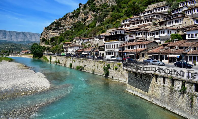 Vacanze low cost da ottobre a dicembre 2026: le 7 mete più belle (e economiche) 1 Vacanze low cost in Albania a ottobre: la città di Berat sul fiume Osum