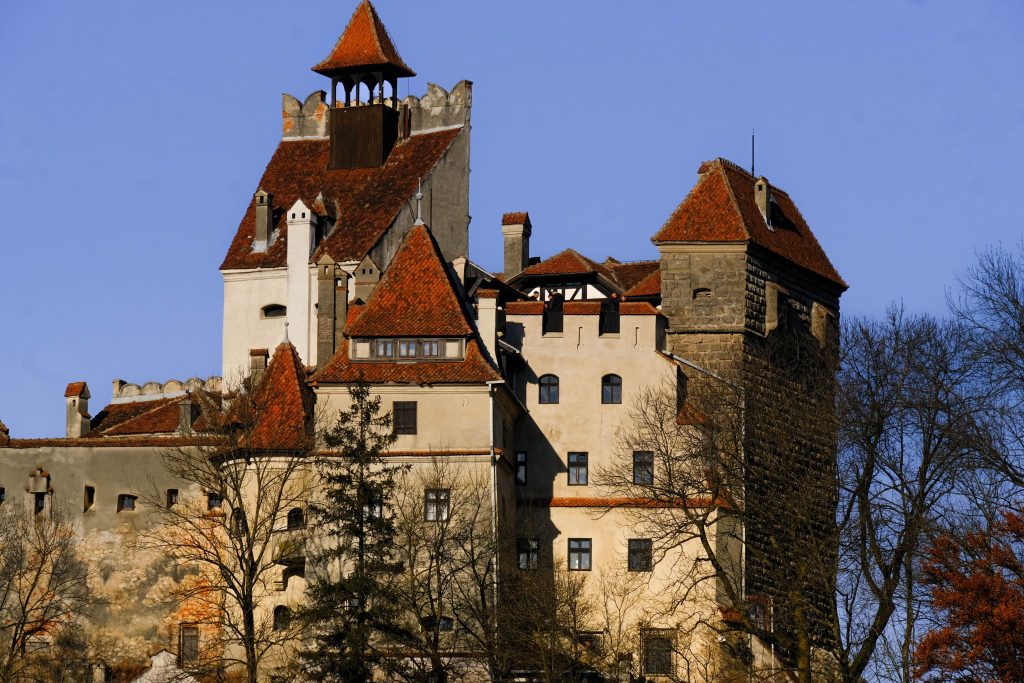 Transilvania ad Halloween 2026: castello tra i boschi dei Carpazi